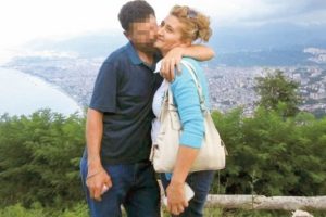 B&uuml;y&uuml;k ihanet! En zor anında en yakınıyla...