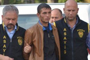 Annesinin sevgilisi olduğu iddiasıyla bir kişiyi &ouml;ld&uuml;rd&uuml;