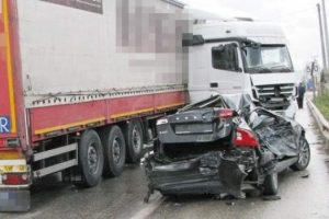 Bursa'da TIR otomobili bi&ccedil;ti: 1 yaralı