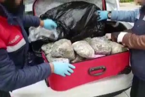 Otomobilin bagajından 13 kilo uyuşturucu &ccedil;ıktı