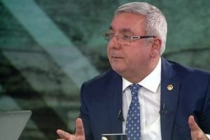 AKP'li Metiner, partililere "FET&Ouml;'c&uuml;ler &ouml;z&uuml;r dileyip, istifa etsinler" dedi iddiası