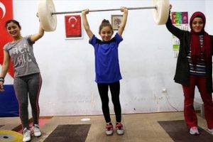 Halterci kız kardeşlerin &ouml;rnek dayanışması