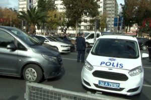 İstanbul Emniyeti &ouml;n&uuml;nde ş&uuml;pheli ara&ccedil; paniği