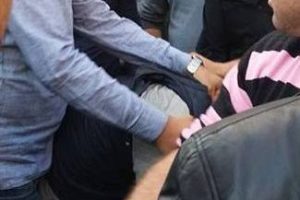 İzmir'de iki kadını taciz ettiği iddia edilen adama lin&ccedil; girişimi