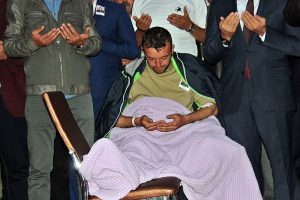 Silah arkadaşını g&ouml;zyaşlarıyla uğurladı