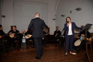 Bursa'da orkestra &ccedil;aldı, vatandaşlar s&ouml;yledi