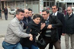 Bursa'da oturma eylemi yapan HDP'lilere polis m&uuml;dahale etti
