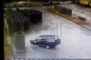Otomobille su dolu havuza d&uuml;şt&uuml;