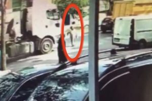 Yaşlı kadın hafriyat kamyonunun altında kaldı