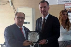 KAMU-DER'den  İneg&ouml;l Belediye Başkanı Alinur Aktaş'a &ouml;d&uuml;l