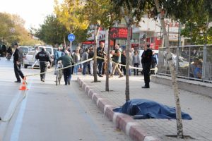 Sokak ortasında pompalı dehşeti: 2 &ouml;l&uuml;, 1 yaralı