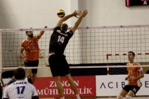 İneg&ouml;l Belediyespor, Halkbank'a set vermedi
