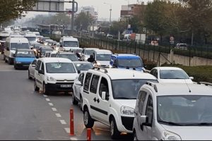 Bursa'da yenilenen Mudanya kavşağı ara&ccedil; kuyruklarına &ccedil;&ouml;z&uuml;m olmadı