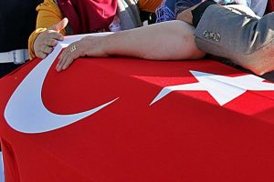 Askerlerin &uuml;zerine yıldırım d&uuml;şt&uuml;: 1 şehit, 1 yaralı