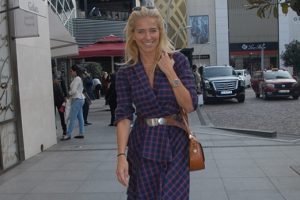 Burcu Esmersoy g&uuml;zelliğiyle b&uuml;y&uuml;ledi