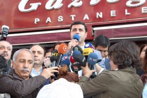 Demirtaş: "Eş Başkanlarımız su&ccedil; işlemişse mahkemeden &ouml;nce biz cezalandırırız"