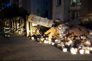 Freni boşalan TIR, yayaya &ccedil;arpıp apartman bah&ccedil;esine devrildi