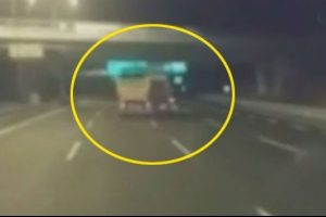 Otoyolda zikzaklar &ccedil;izen o kamyon şof&ouml;r&uuml; yakalandı
