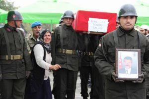 Şehit korucu K&uuml;rt&ccedil;e ağıtlarla uğurlandı