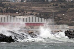 Bandırma'da fırtına hayatı olumsuz etkiliyor