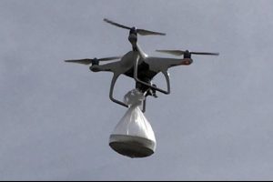 N&ouml;betteki k&ouml;y korucularına 'drone' ile tatlı g&ouml;nderildi
