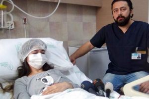 Kilo aldığını d&uuml;ş&uuml;nen gen&ccedil; kızın karnından ur &ccedil;ıktı