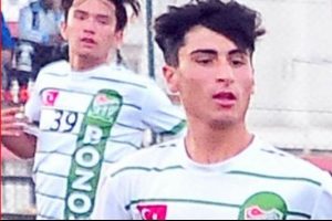 16 yaşındaki oyuncuyu sahaya s&uuml;r&uuml;nce!