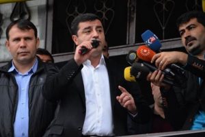 Demirtaş: Belediyeyi se&ccedil;imle alamayacaklarını iyi biliyorlar