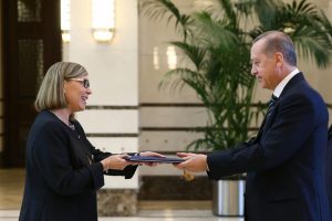 Finlandiya B&uuml;y&uuml;kel&ccedil;isi'nden Erdoğan'a g&uuml;ven mektubu