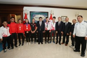 Bursa Valisi K&uuml;&ccedil;&uuml;k, şampiyon sporcuları makamında kabul etti