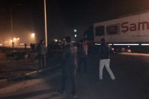 Karayolunu trafiğe kapatan ka&ccedil;ak şahıslar g&ouml;zaltına alındı