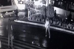 El yapımı patlayıcıyı caddeye atıp ka&ccedil;tı