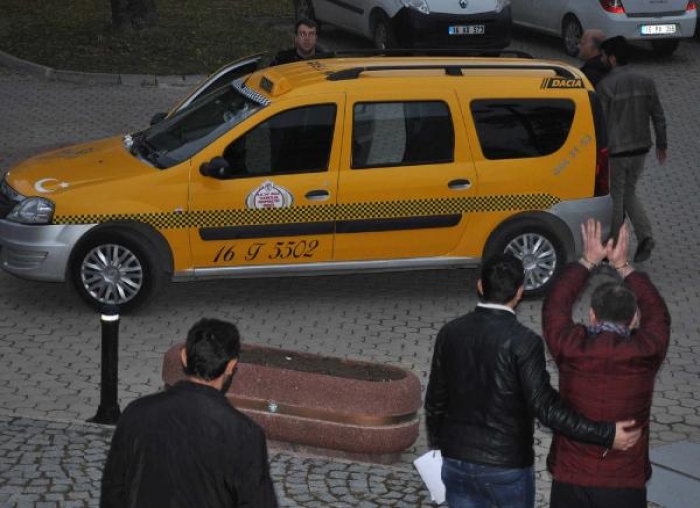 Bursa'da FET&Ouml;'den tutuklanan 2 kişi, taksi ile cezaevine g&ouml;t&uuml;r&uuml;ld&uuml;
