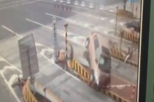 Gişelere kontrols&uuml;z girdi, bariyere &ccedil;arpıp takla attı