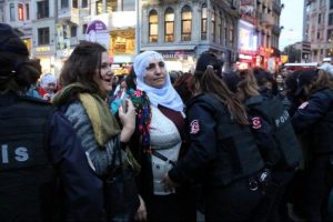 Kadınlar Kışanak ve Anlı'nın g&ouml;zaltına alınmasını protesto etti