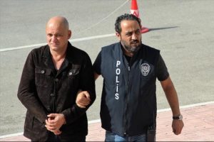 Al&uuml;minyum folyoyla alarmlardan kurtulan hırsız yakalandı