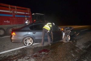 Trakt&ouml;re &ccedil;arpan otomobilin s&uuml;r&uuml;c&uuml;s&uuml; hayatını kaybetti