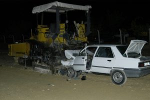 Otomobil, asfaltlama makinesine saplandı: 2 &ouml;l&uuml;