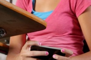 Derste telefonu a&ccedil;ık tutmaya disiplin cezası geldi