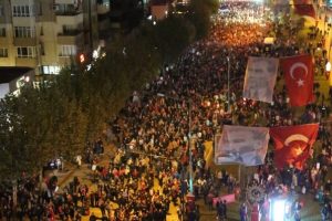 Bursa Nil&uuml;fer'de binlerce kişi Cumhuriyet i&ccedil;in y&uuml;r&uuml;d&uuml;