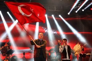 Cumhuriyet Bayramı coşkusunu Kenan Doğulu ile yaşadılar