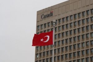 Kanada semalarında T&uuml;rk Bayrağı dalgalandı