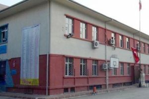 Ortaokul m&uuml;d&uuml;r&uuml;nden 'Kız-erkek yan yana oturma' yasağı
