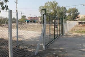 Arsasından ge&ccedil;en yolu kapıyla kapattı