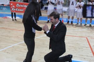 Basketbol antren&ouml;r&uuml;nden sahada evlenme teklifi