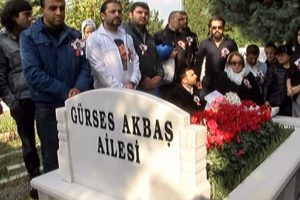 M&uuml;sl&uuml;m G&uuml;rses kabri başında anıldı