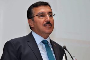 Bakan T&uuml;fenk&ccedil;i'den esnafa FET&Ouml; uyarısı