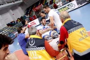 Tofaş'lı Burakhan'ın ayağı kırıldı
