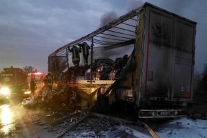 Kimyasal madde taşıyan TIR alev alev yandı