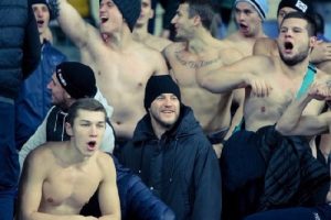 Taraftarla barışan Ukraynalı futbolcu trib&uuml;nden tezah&uuml;rat yaptı